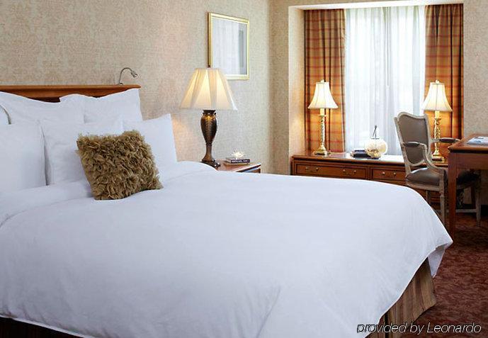 The Del Monte Lodge Renaissance Rochester Hotel & Spa Bagian luar foto